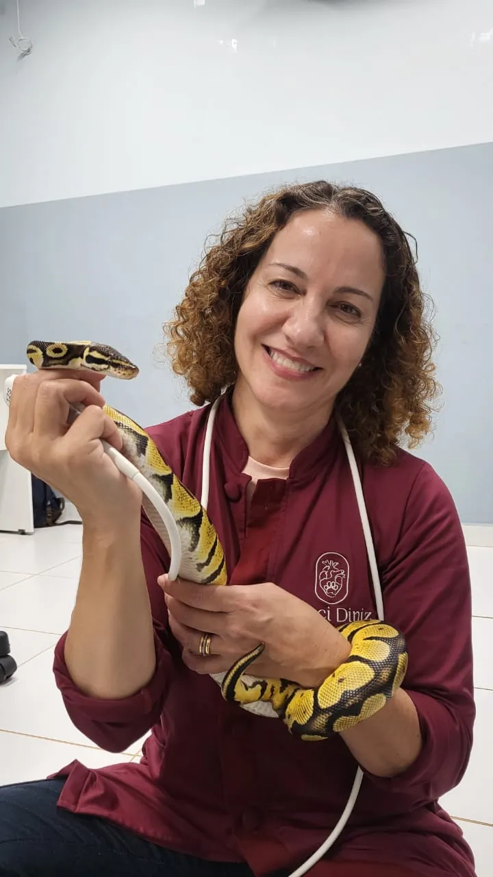 Dra. Nanci Diniz segurando uma serpente