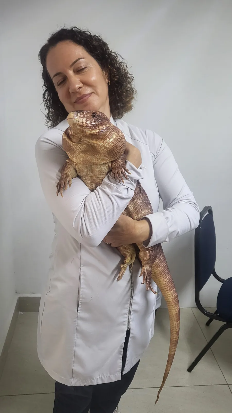 Dra. Nanci Diniz segurando uma iguana